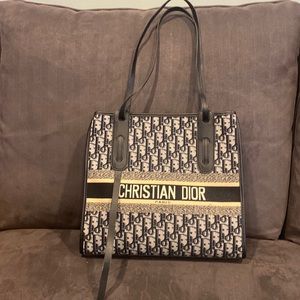 Canvas shoulder bag.